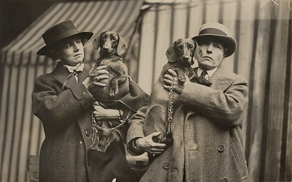 author_radclyffe_hall_left_and_lady_una_troubridge_with_their_dachshunds_at_crufts_dog_show_february_1923